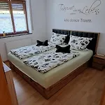 Ruhige Nussbaum Mit Kostenlosem Parkplatz Ideal Für Monteure, Geschäftsreisende, Paare&durchreisende Apartamento Lorenzenberg
