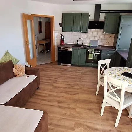 Ruhige Nussbaum Mit Kostenlosem Parkplatz Ideal Fuer Monteure, Geschaeftsreisende, Paare & Durchreisende